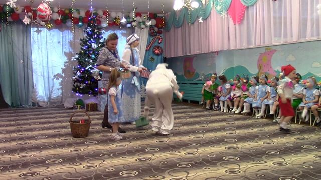 "Новогодний утренник во второй младшей группе "Капельки" -"Волшебный колпачок"