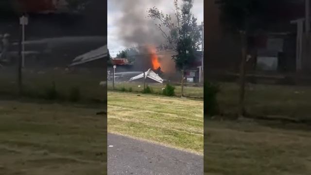 Самолёт Bombardier Challenger 300 врезался в здание при посадке в аэропорту Аргентины.