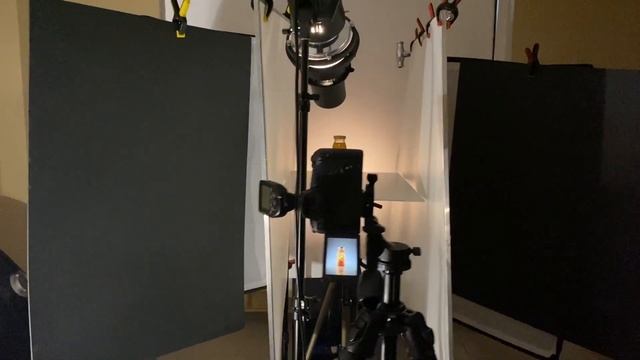 Студийная фотосъемка стеклянной бутылки сока