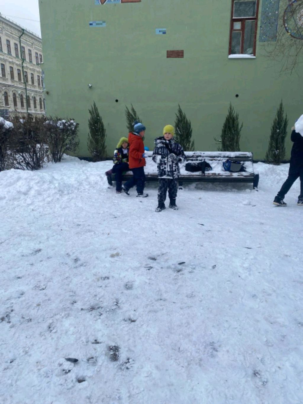 ребята они начили китаца снешком потом они начили талкать учеников а потом начили кидаца учеников