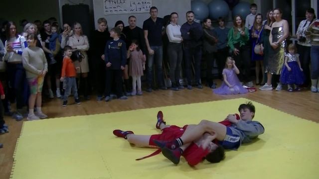 Не самый быстрый способ похудеть представляет. Новогодний празник в фитнес клубе World body. 18.12.2