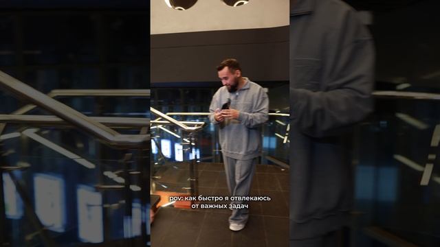 А вы тоже залипаете в телефон и не видите, что происходит вокруг?