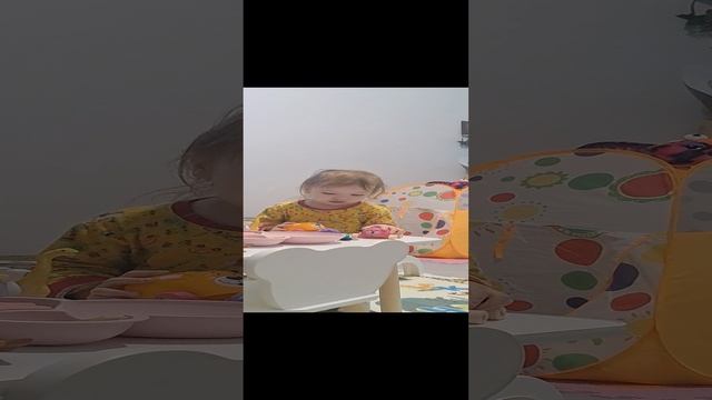 На своём языке что то говорит