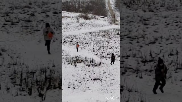 Бег зимой на склонах. 🏃👊💪👏👍
Лёва 7 лет
Алексей 10 лет.
2024 г. Декабрь мес.
