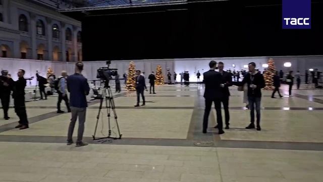 Журналисты собираются у Гостиного Двора на пресс-конференцию Путина