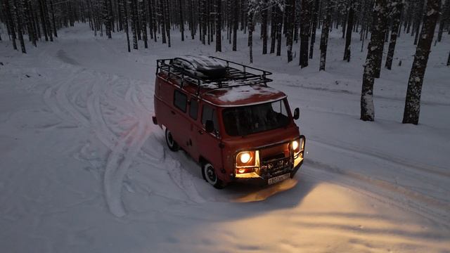 УАЗ буханка, зимний сосновый лес.