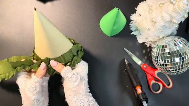 своими руками елочка 🎄🎄🎄 к Рождеству из крепированной бумаги 🎄🎄🎄