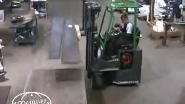Погрузчик Combi CB на металлугическом предприятии