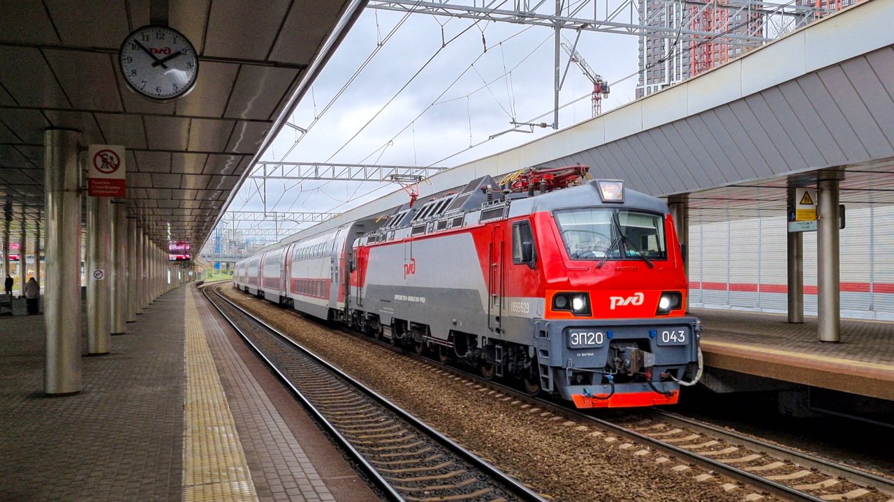 Электровоз ЭП20-043 с поездом №739А Москва — Брянск "Иван Паристый" на о.п. Аминьевская