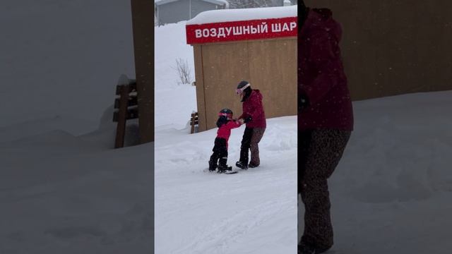 Наш детский инструктор Полина учит кататься Лизу на сноуборде 🏂😊