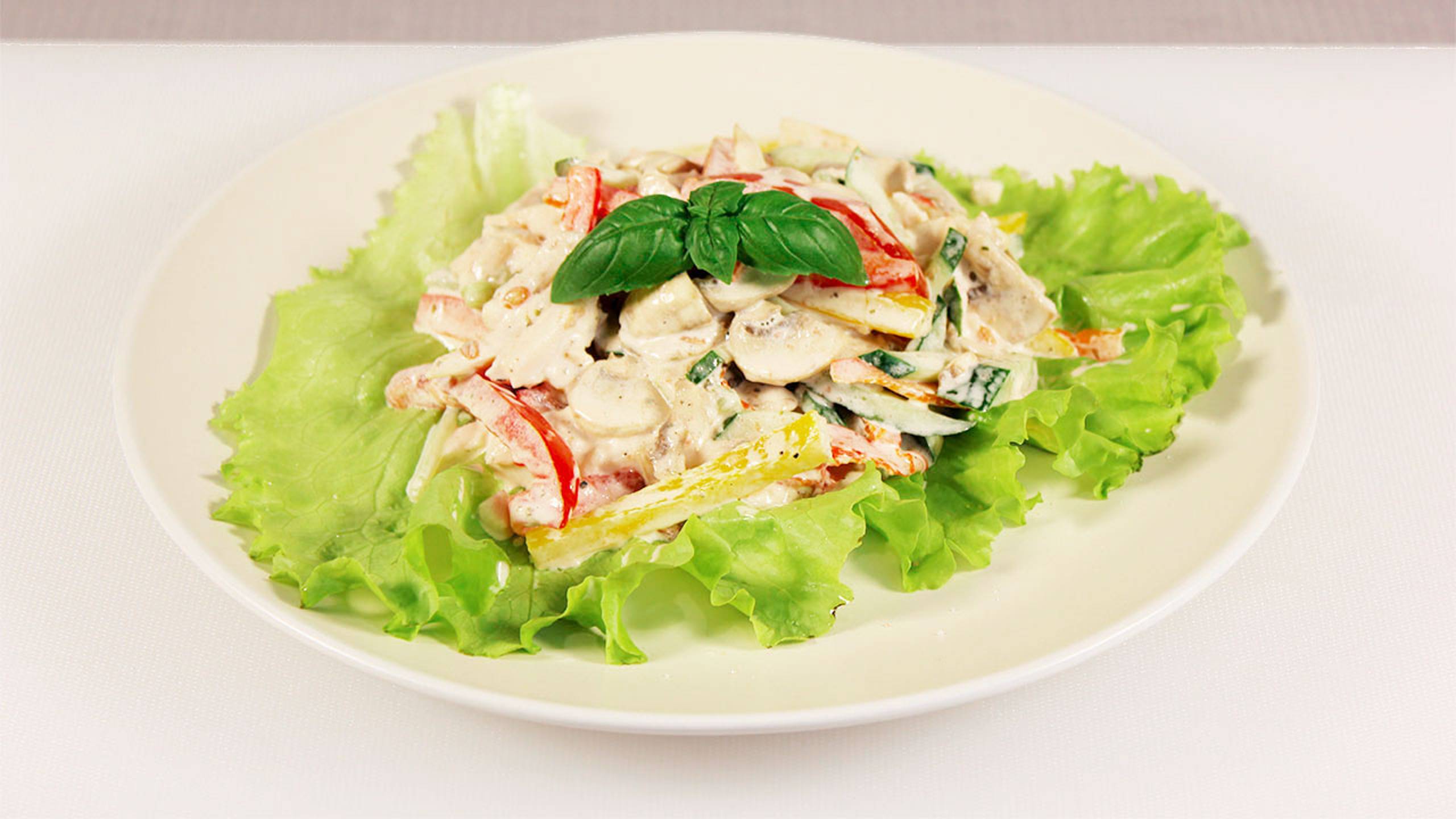 Салат с курицей и овощами