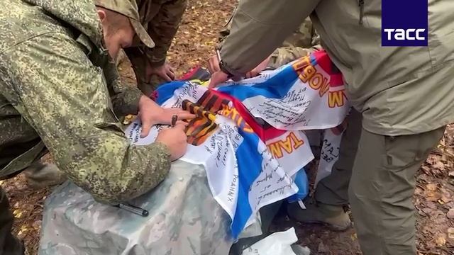 Бойцы 155-й бригады морской пехоты расписали боевое знамя для президента - видео