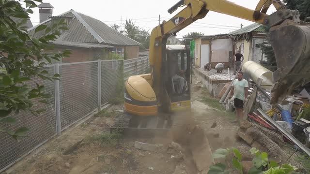 Демонтаж небольшого фундамента с планировкой. Мини экскаватор. Dismantling the foundation.