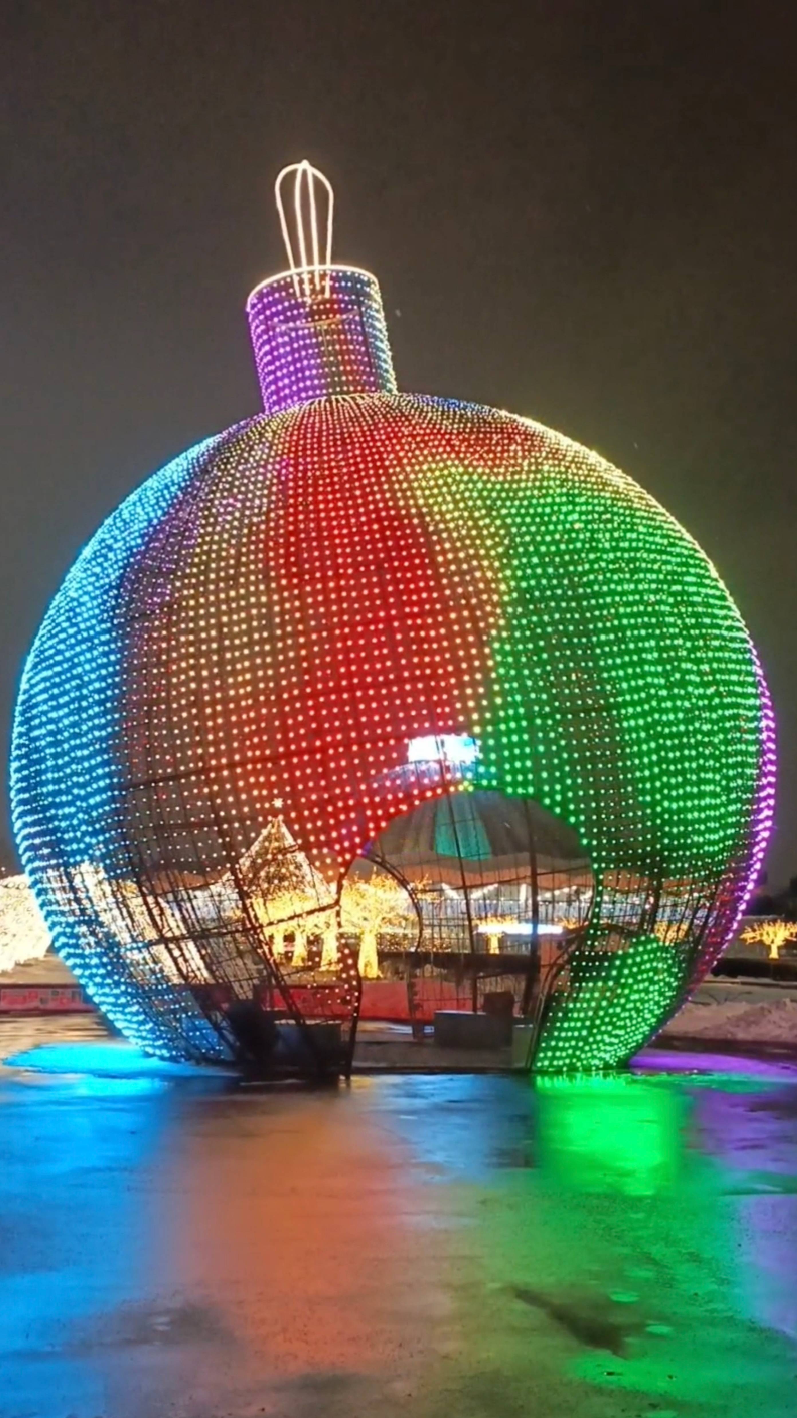 Самый красивый новогодний шар новый год 2025.