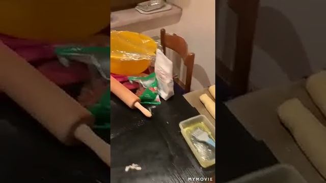 Булочки с маком хотите?