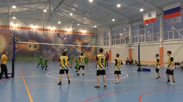 В спортивном комплексе "Лидер" прошло открытое новогоднее первенство по волейболу