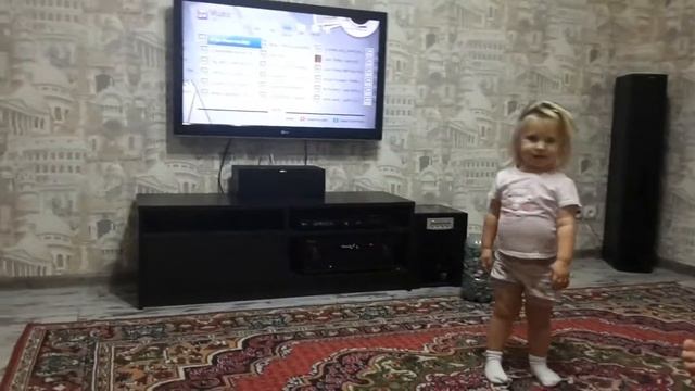 Ребенок выплясывает под король и шут