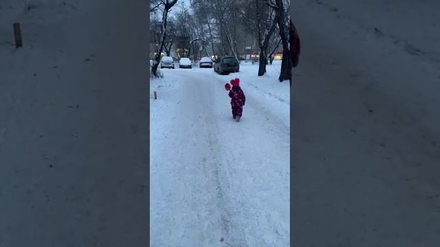 Кира не свет не заря, вывела маму идти кушать в Аиду (ведёт её в кафе) #