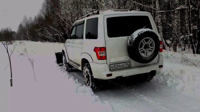 УАЗ Патриот. Чистка дороги снеговым отвалом.