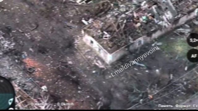 Российские штурмовики 255-го гвардейского мотострелкового полка забрасывают ТМку в укрытие ВСУшников