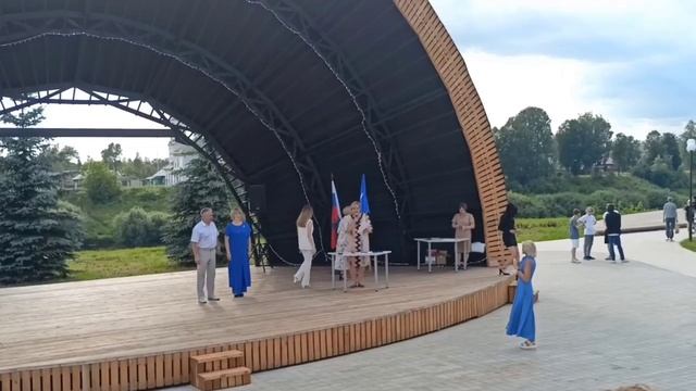 Вручение Владе аттестата об окончании школы