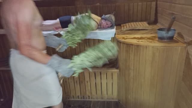 Работа с вениками. Часть 2 - Тестируем наши рукавички в бане.