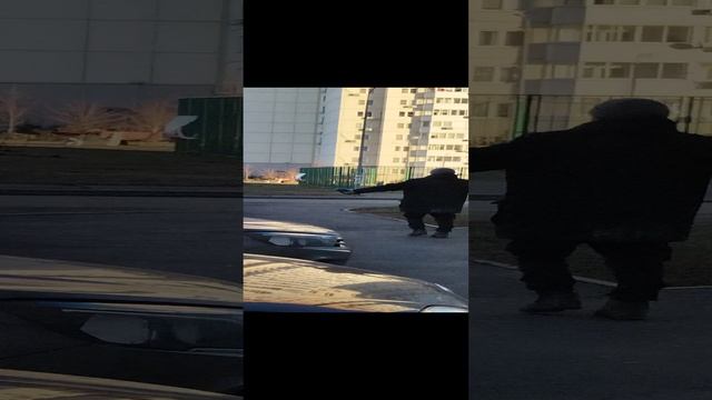 слижу за бомжиком который престовал к нам играть в фудбол