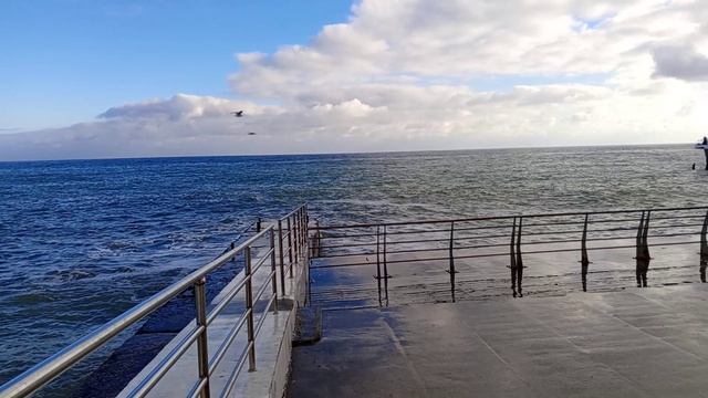Алушта 20.12.2024 погода отоичная ☀️ море немного штормит