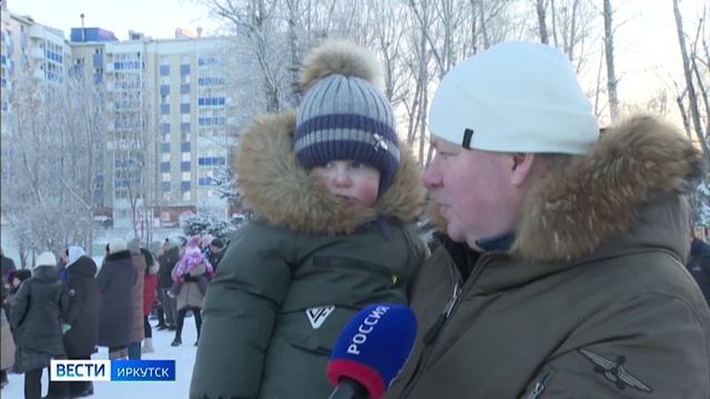 В Иркутске к праздникам преображают районы города. В Жилкино открыли новогоднюю елку