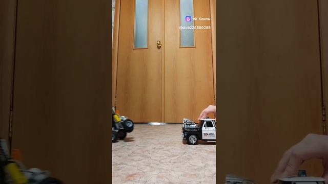 Лего машина против другого пикапа.
Lego technic car VS pickup