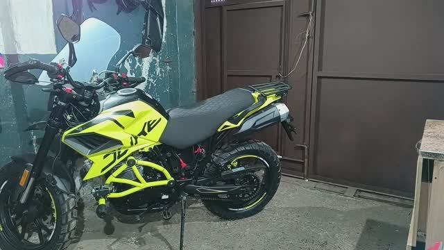 мотоцикл regulmoto DUKE 300 перешил сиденье.