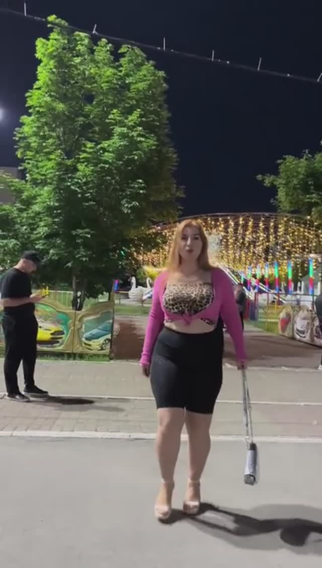 Света танцует в парке