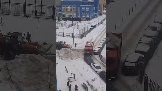 Уборка снега прямо на припакованный автомобиль