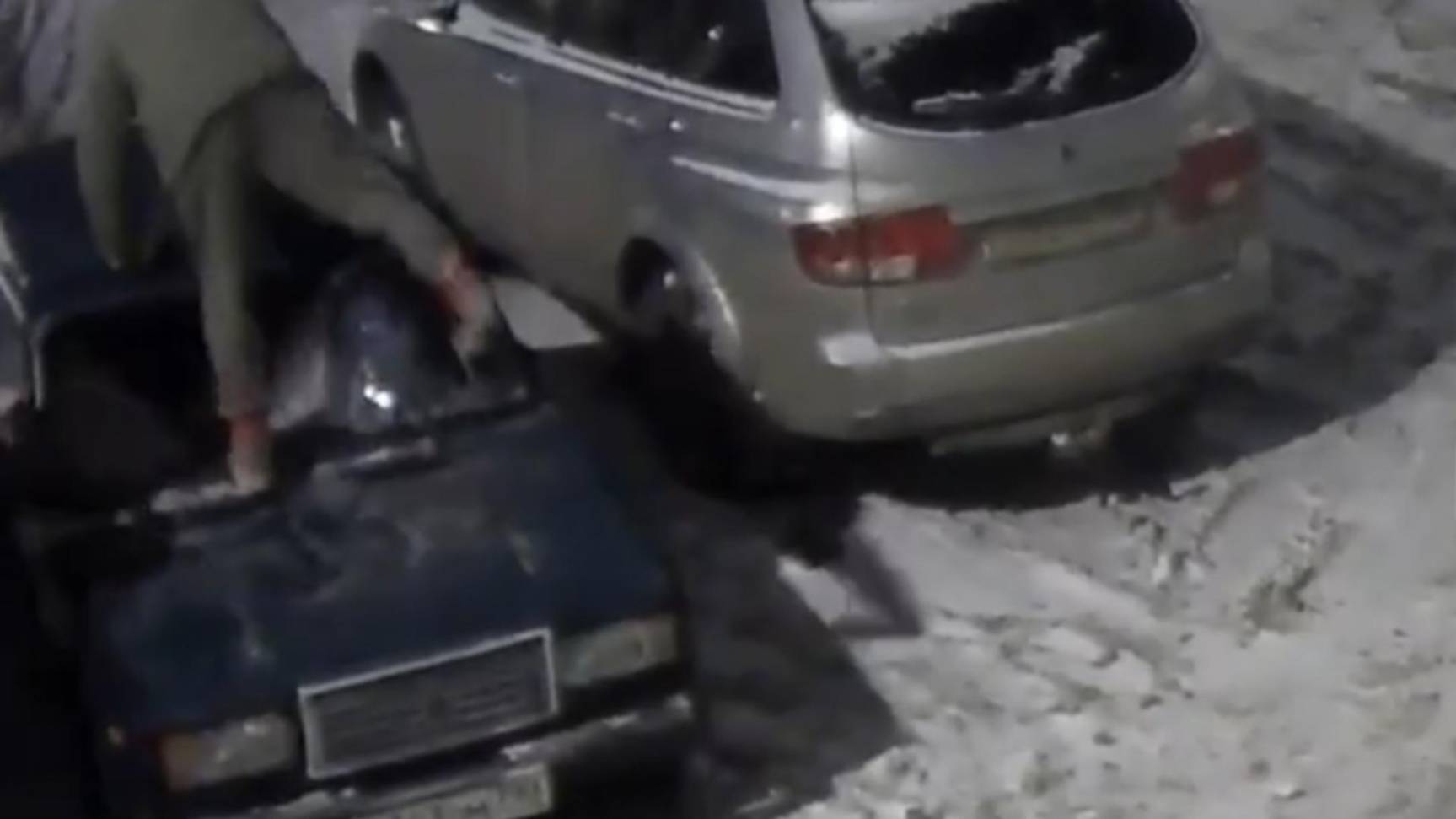 На видео попал серпухович, который разгромил авто из мести