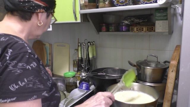 Надя печет пиццу и варит домашний сыр. Надина кухня.
