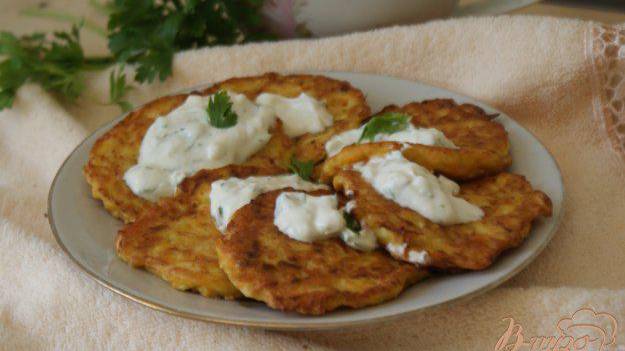 Кабачковые оладьи с белым чесночным соусом