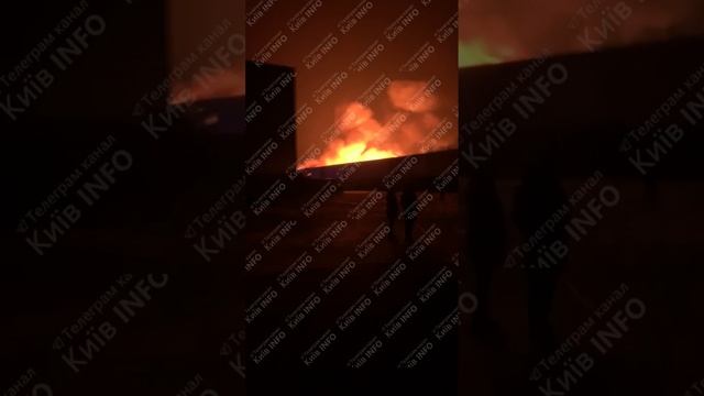 🔥⚡В Бориспольском районе под Киевом горят складские помещения после ночной атаки.