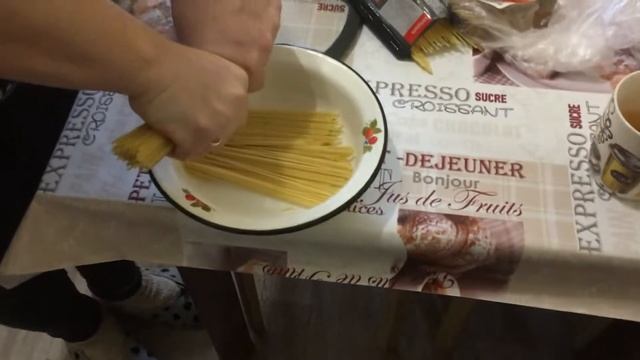 Спагетти с курицей и овощами на сковородке | Пальчики оближешь