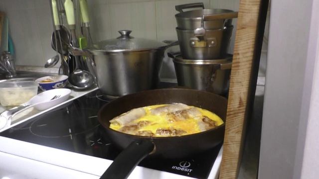 После прогулки Надя готовит голубцы и консервирует леща в банки.