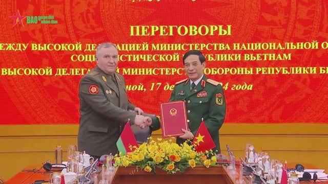 Vietnamese Defense Minister Phan Van Giang holds talks with Belarusian counterpart