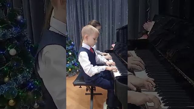 Соколовская Елизавета и Соколовский Владимир 
Г. Ф. Гендель "Пассакалья" переложение М. Полунинной