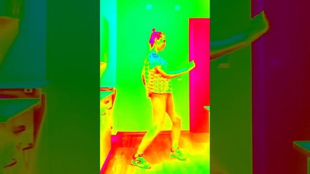 Танец под песню "Ты пчела, я пчеловод"