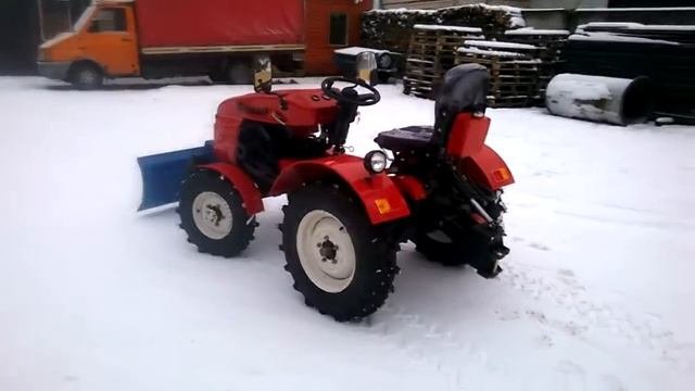 Минитрактор Rossel XT-184D с отвалом.