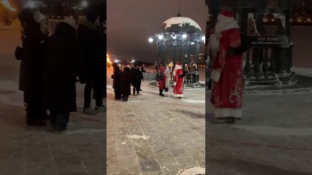 Сегодня на Плотинке Дед Мороз кинул через бедро какого-то алкаша