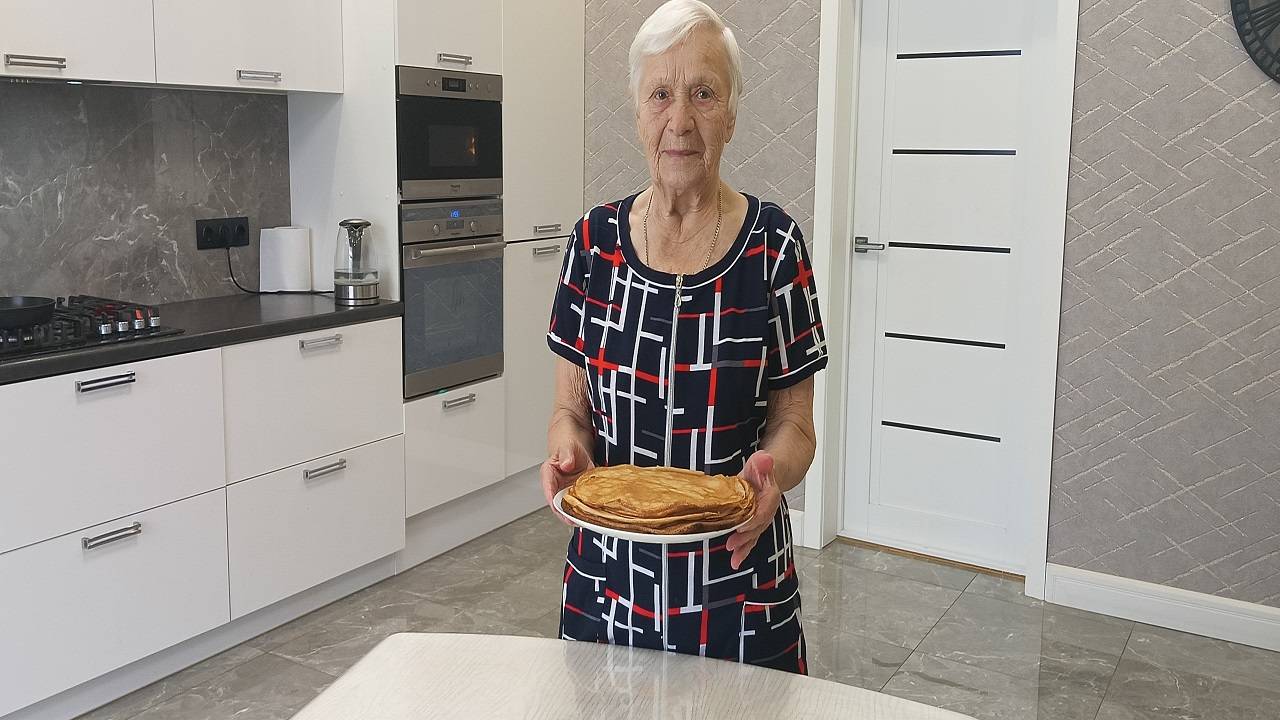 71. Обзор котельной, подвала. Бабушка готовит.