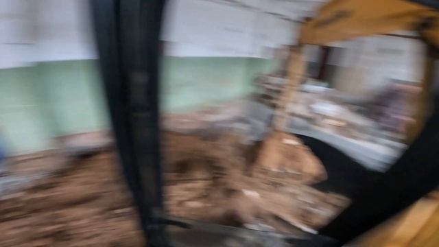 Работа в помещении, тесно. Мини экскаватор Komatsu pс50uu2е.