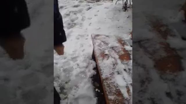 Одчищаем скамейки извините в конце