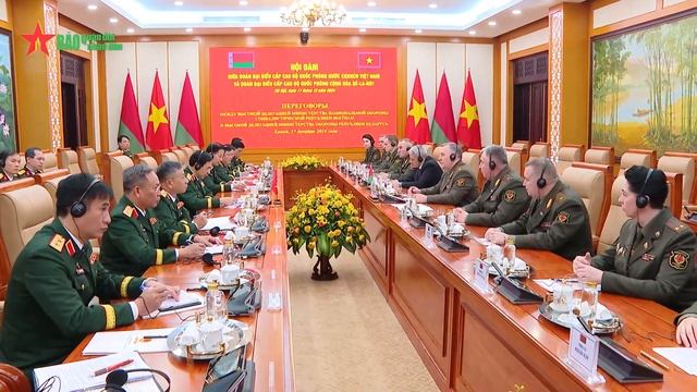 Vietnamese Defense Minister Phan Van Giang holds talks with Belarusian counterpart