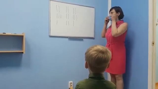 Логопед проводит занятие с ребенком при коррекции заикания. Достигаем плавности речи у ребенка.