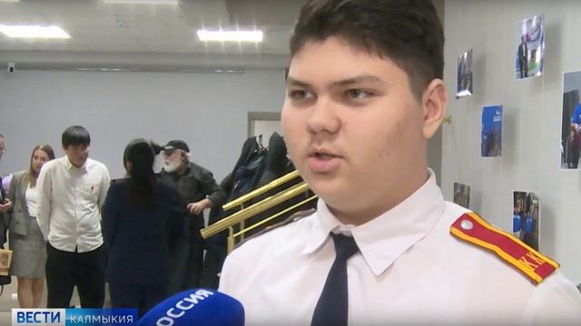 В День Конституции школьники Элисты получили свои первые паспорта